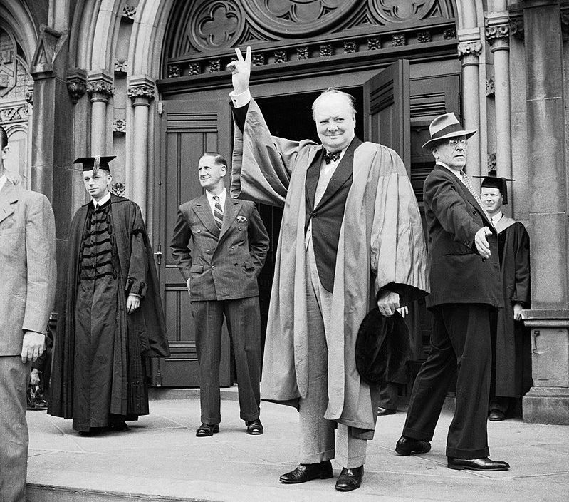 Черчилль получает почетную степень Гарвардского университета в Массачусетсе, США. 1943 г. 