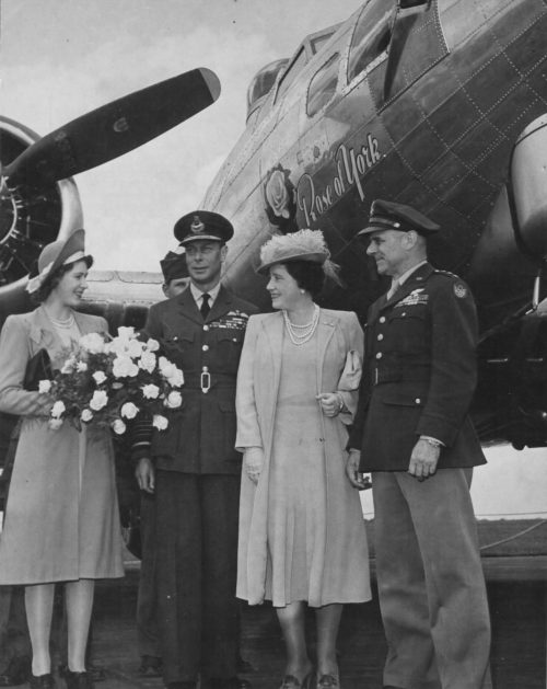 Принцесса Елизавета с королем Георгом VI. 1945 г.
