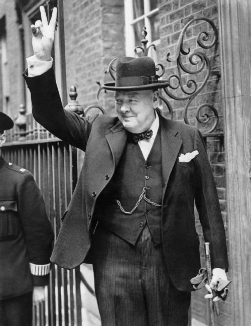 Уинстон Черчилль на Даунинг-стрит показывает свой знаменитый знак «V». 1943 г.