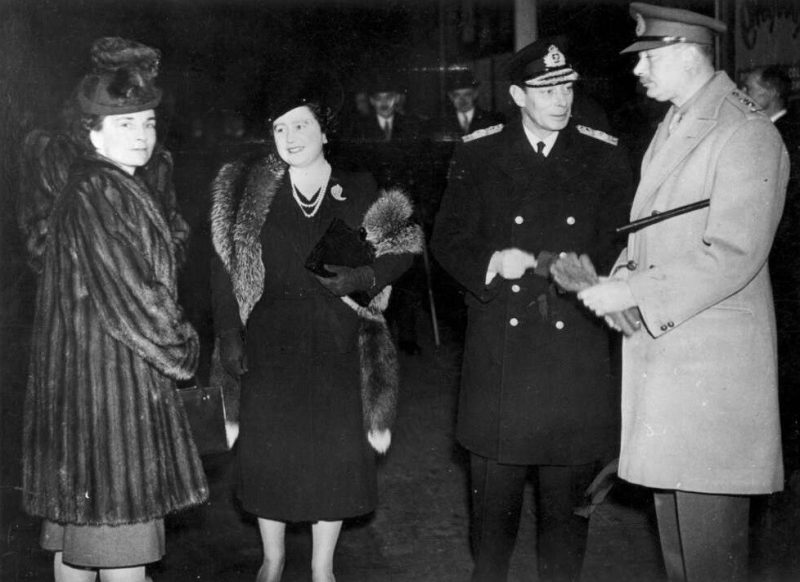 Король Георг VI и королева Елизавета на вокзале Юстон. 1945 г.
