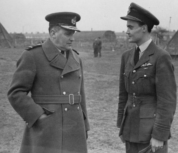 Маршал истребительной авиации Уильям Дуглас с лейтенантом Брайаном Кингкомом в Хестоне. 1941 г.