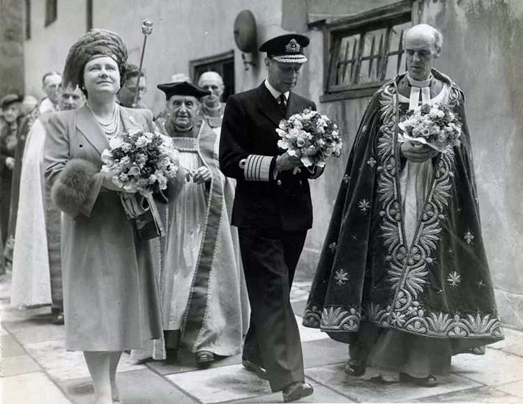 Георг VI и королева Елизавета посещают Чистую службу в Вестминстерском аббатстве. 1946 г.
