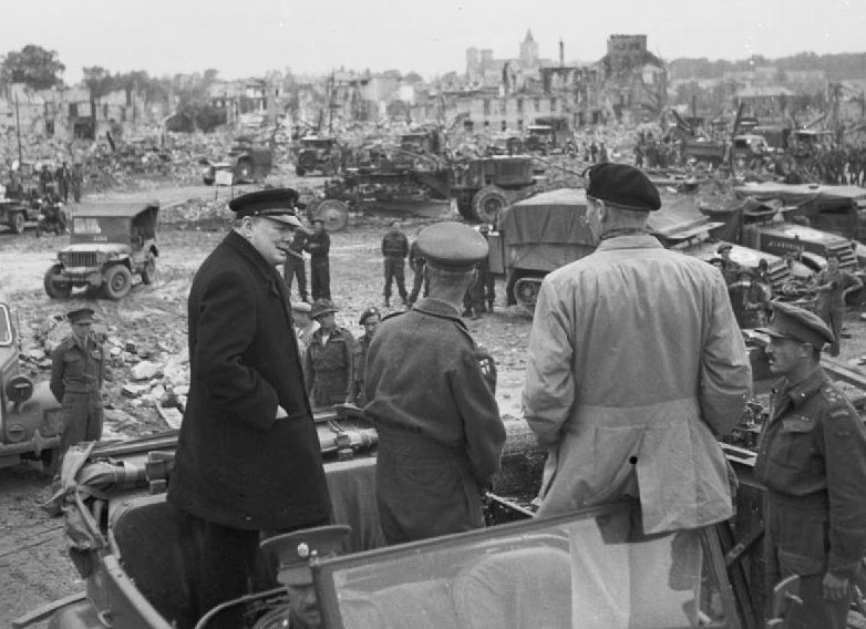Уинстон Черчилль в разрушенном Кане. Франция 1944 г.