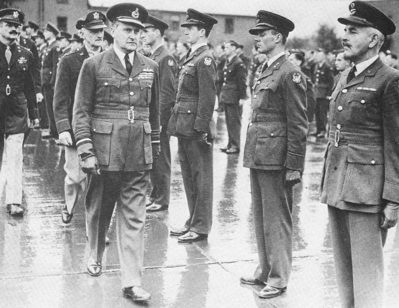 Главный маршал с офицерами. 1942 г.