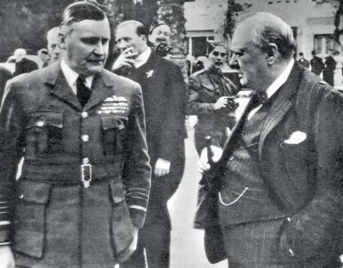 Уинстон Черчилль и Шолто Дуглас. Каир, 1943 г.