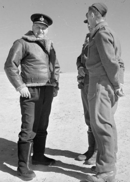 Главный маршал авиации сэр Шолто Дуглас с капитаном Расселом. Северная Африка, 1943 г.