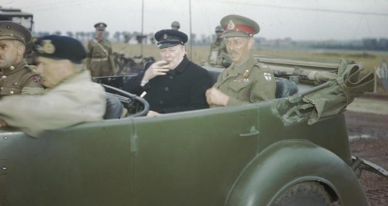 Уинстон Черчилль в разрушенном Кане. Франция 1944 г.