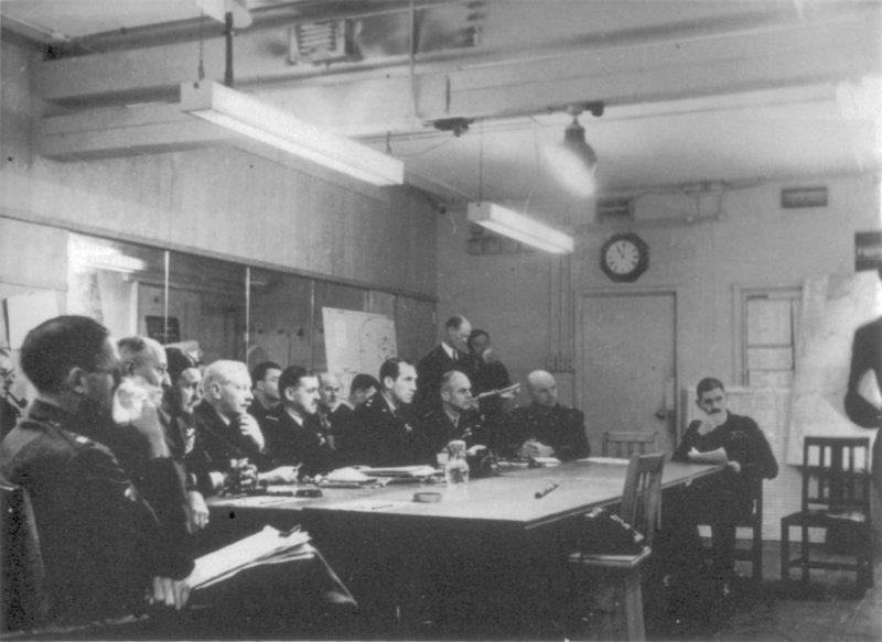 Шолто Дуглас на совещании командования экспедиционных ВВС союзников. 1944 г.