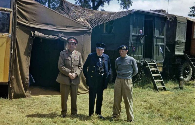 Алан Брук, Уинстон Черчилль и Бернард Монтгомери в мобильном штабе Монтгомери в Нормандии. 1943 г.