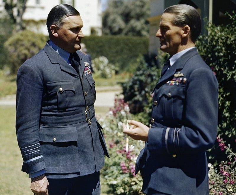 Главный маршал авиации сэр У. Шолто Дуглас с командующим авиацией Мальты, вице-маршалом авиации сэром Китом Парком в саду в штаб-квартире, Мальта. 1944 г.