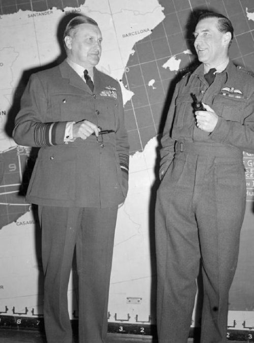 Главный маршал авиации сэр Шолто Дуглас с вице-маршалом авиации А.Б. Эллвудом, в оперативной комнате штаба прибрежного командования, Истбери-Парк, Нортвуд. 1944 г.