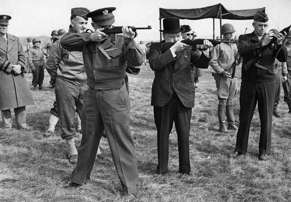 Эдвард Х. Брукс, Дуайт Д. Эйзенхауэр, Уинстон Черчилль стреляют из карабина M1 во время подготовки к операции «Оверлорд». 1944 г. 