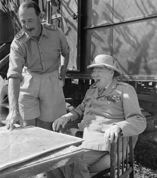 Генерал Лиз объясняет боевую ситуацию Уинстону Черчиллю в штабе 8-й армии. 1944 г.