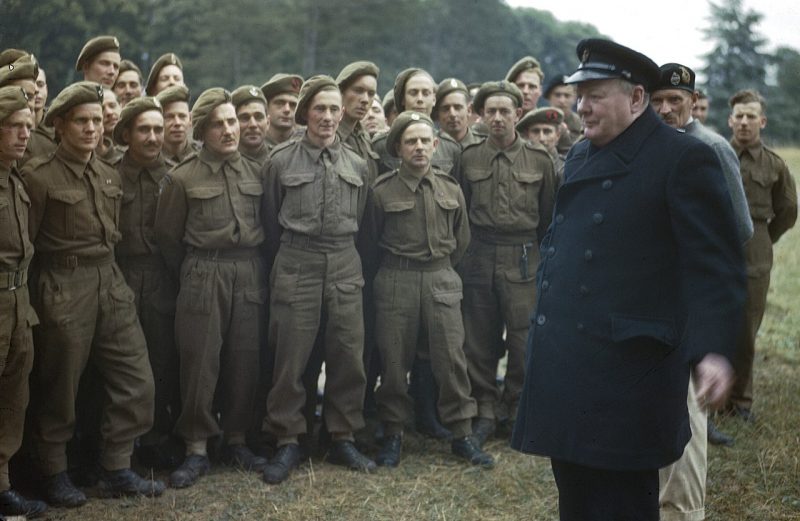 Уинстон Черчилль с бойцами 50-й дивизии, принимавшими участие в высадке в день «Д». 1944 г.