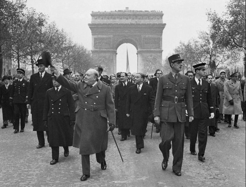 Уинстон Черчилль и генерал Шарль де Голль на Елисейских полях во время парада в честь Дня перемирия во Франции в Париже. 1944 г.