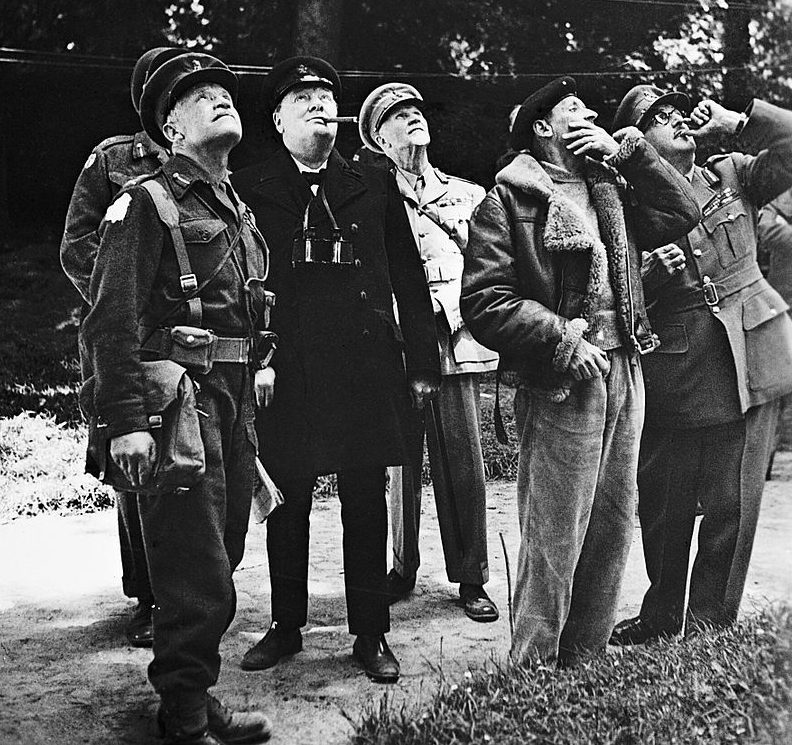 Уинстон Черчилль и старшие командиры союзников смотрят на воздушный бой в Нормандии . 1944 г.