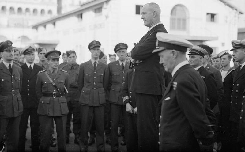 Адмирал Каннингем с участниками операции в Северной Африке. 1942 г.