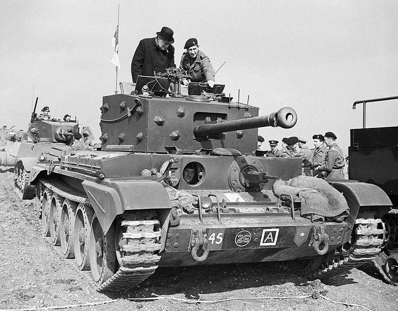 Уинстон Черчилль осматривает танк Cromwell Mk IV. Йоркшир, 1944 г. 