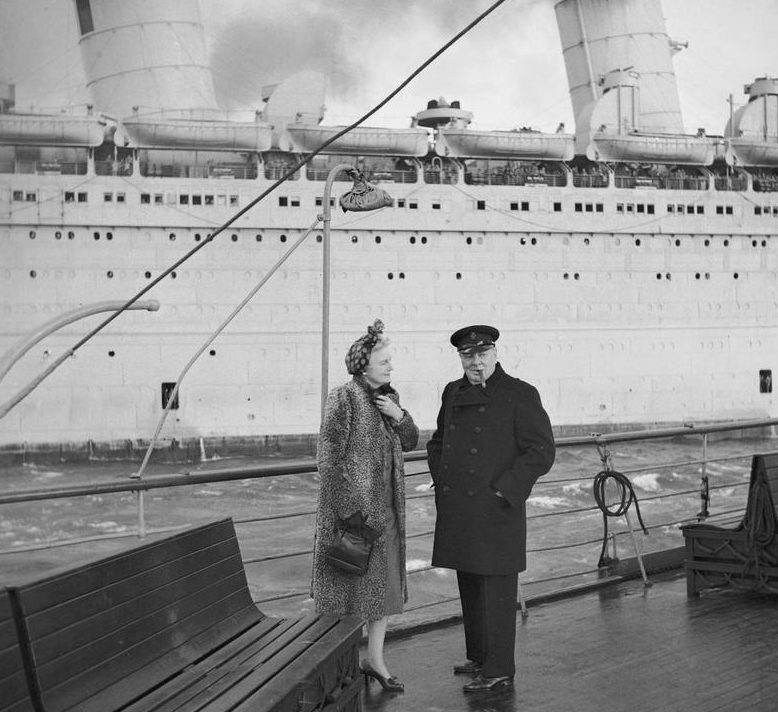 Уинстон Черчилль и его жена Клементина на палубе «Королевы Марии» по прибытии в Шотландию после визита в Канаду. 1944 г. 