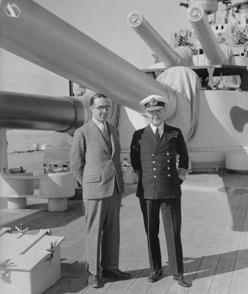 Сэр Уолтер Монктон и адмирал Эндрю Каннингем, на квартердеке флагмана. 1942 г.