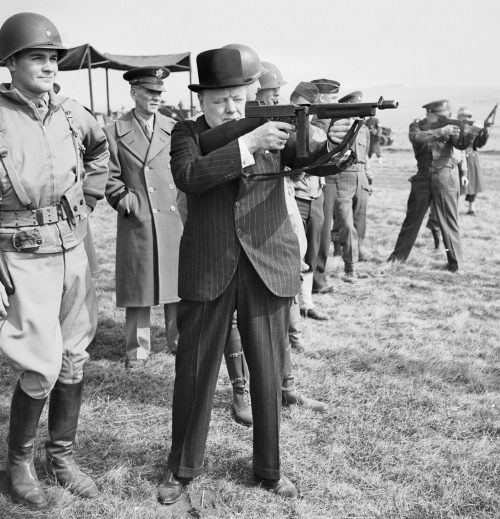 Уинстон Черчилль стреляет из пистолета-пулемета Томпсона. 1944 г.