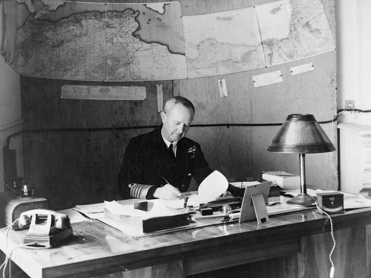 Адмирал флота сэр Эндрю Каннингем в своем кабинете в штабе. 1943 г.