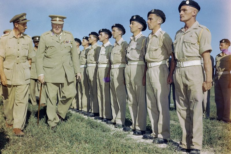 Уинстон Черчилль осматривает солдат 4-го Гусарского полка Королевы на аэродроме Лорето, Италия, 1944 г.