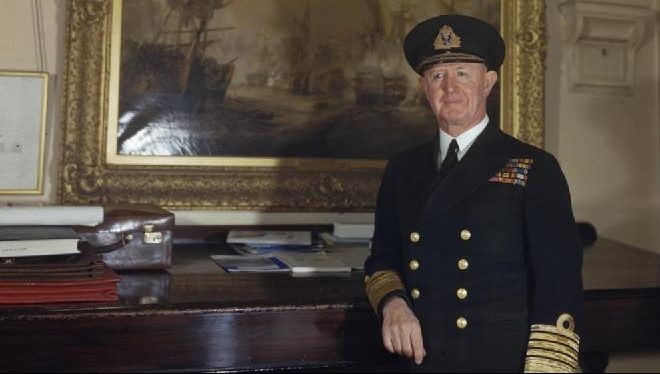 Адмирал флота сэр Эндрю Каннингем, первый морской лорд и начальник военно-морского штаба, в своем кабинете в Адмиралтействе в Лондоне. 1943 г.