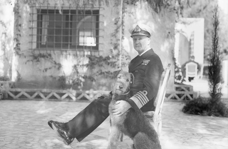 Эндрю Каннингем со своим эрдельтерьером «Оливером» на территории своей виллы. 1943 г.