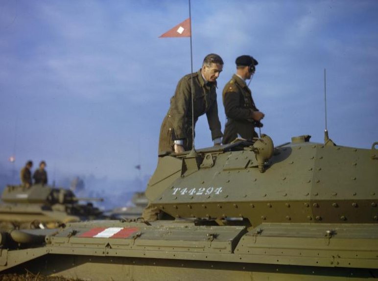 Государственный секретарь по иностранным делам Энтони Иден в боевом комбинезоне во время учений 42-й бронетанковой дивизии, недалеко от Малтона в Йоркшире. 1942 г.