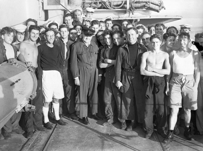 Уинстон Черчилль с членами экипажа HMS «KIMBERLEY». 1944 г.
