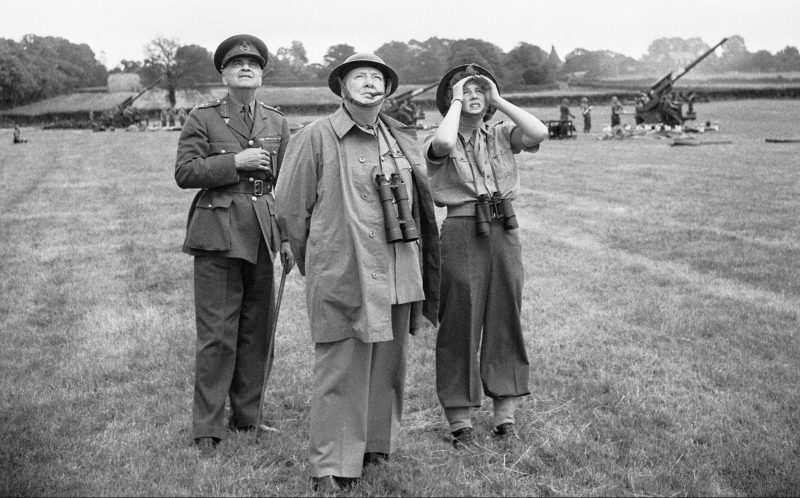 Уинстон Черчилль со своей дочерью Мэри и генералом Фредериком Пайлом наблюдают за зенитными орудиями в бою против летающих бомб V1. 1944 г.