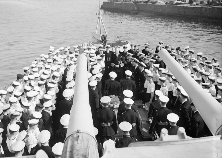 Главнокомандующий Адмирал флота сэр Эндрю Каннингем инспектирует корабельную роту на борту крейсера «PENELOPE». 1943 г.
