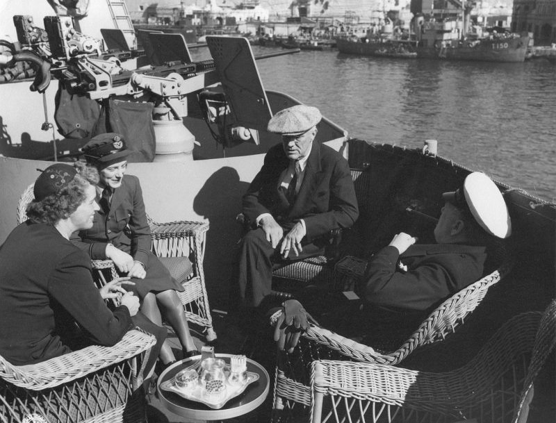 Франклин Д. Рузвельт и Уинстон Черчилль со своими дочерьми Анной Боеттигер и Сарой Черчилль на борту крейсера USS Quincy на Мальте перед Ялтинской конференцией, 1945 г.