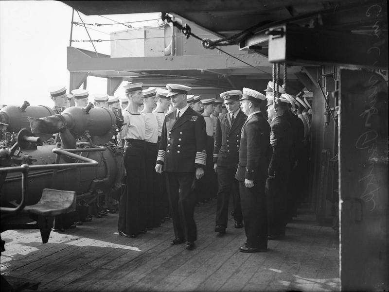 Главнокомандующий Адмирал флота сэр Эндрю Каннингем инспектирует корабельную роту на борту крейсера «PENELOPE». 1943 г.