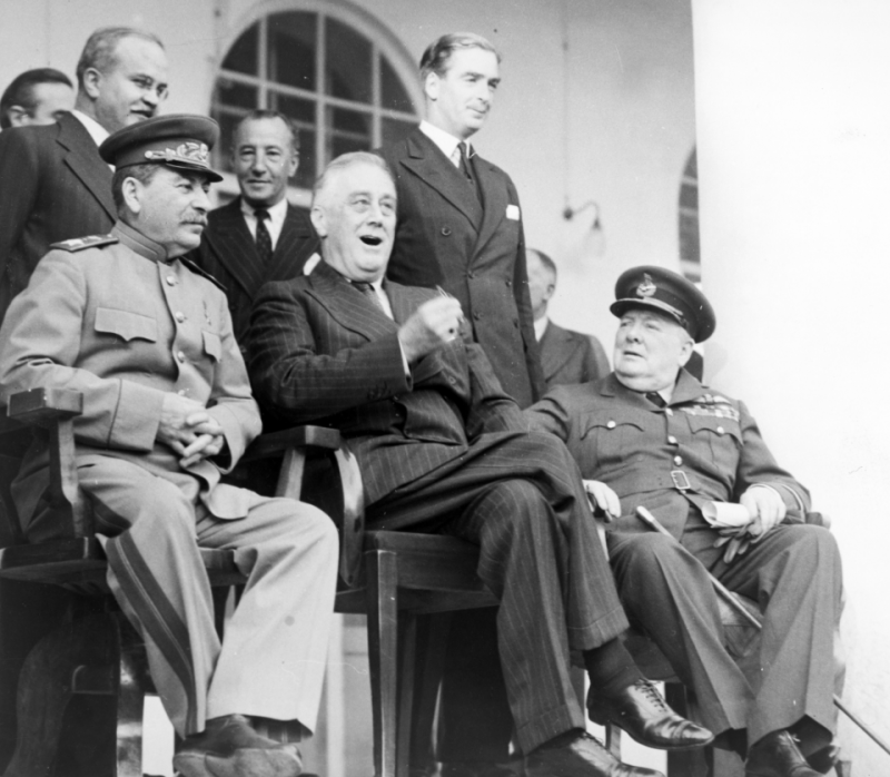 Э. Иден на Тегеранской конференции стоит за спиной У. Черчилля. 1943 г.