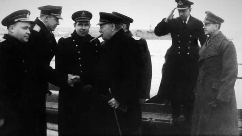 Командующий ВМС СССР адмирала флота Н.Г. Кузнецов встречает У. Черчилля, прибывшего на Ялтинскую конференцию. 1945 г.