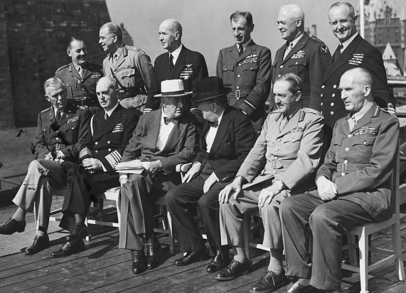 Президент Франклин Д. Рузвельт и премьер-министр Черчилль с начальниками объединенных штабов. 1944 г.