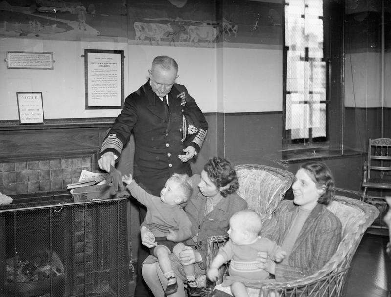 Первый морской лорд, адмирал флота, сэр Эндрю Б. Каннингем посещает общежитие военнослужащих для супружеских пар. 1944 г. 