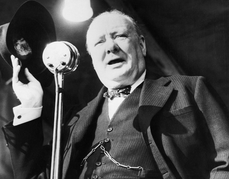 Уинстон Черчилль произносит свою последнюю речь во время избирательной кампании на стадионе Уолтемстоу в Восточном Лондоне. 1945 г.