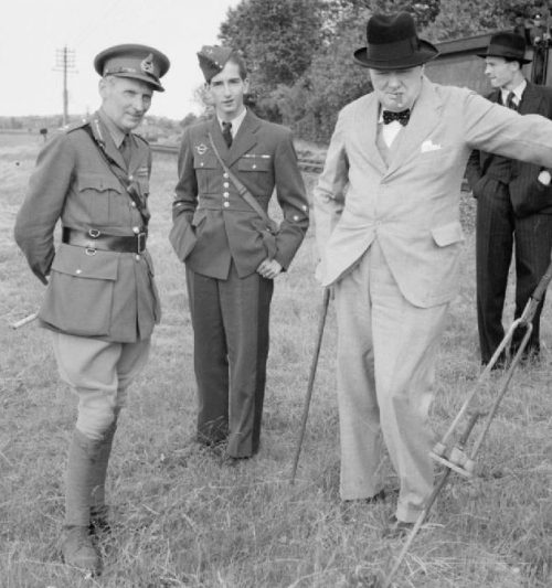 Генерал-лейтенантом Монтгомери, премьер-министр Уинстон Черчилль и король Югославии Петр II. 1941 г.