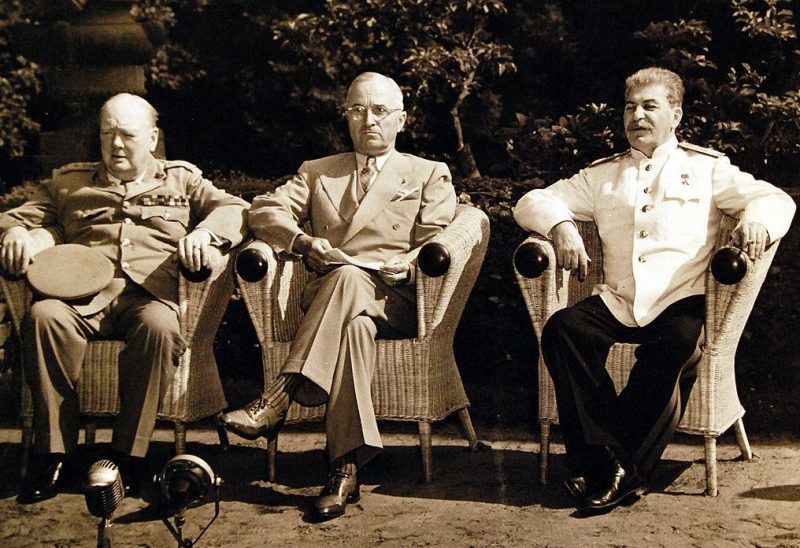 Уинстон С. Черчилль; Гарри С. Трумэн и Иосиф Сталин на Потсдамской конференции. 1945 г.