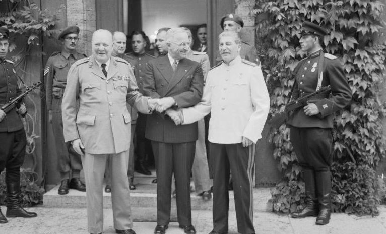 Уинстон С. Черчилль; Гарри С. Трумэн и Иосиф Сталин на Потсдамской конференции. 1945 г. 