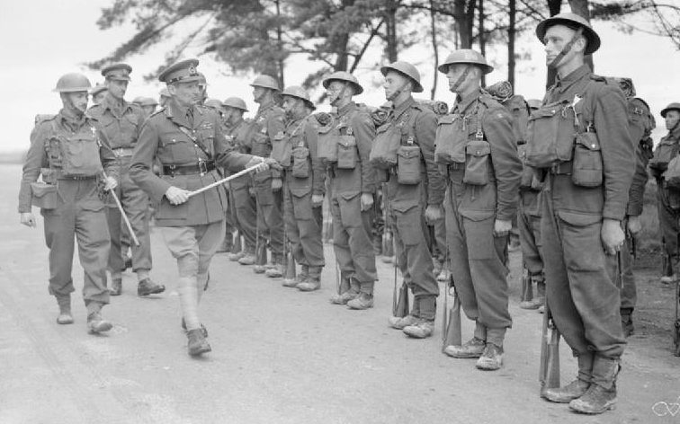 Генерал Бернард Монтгомери, командующий 5-м корпусом, инспектирует солдат 7-го батальона Саффолкского полка в Сэндбэнксе недалеко от Пула. 1941 г.