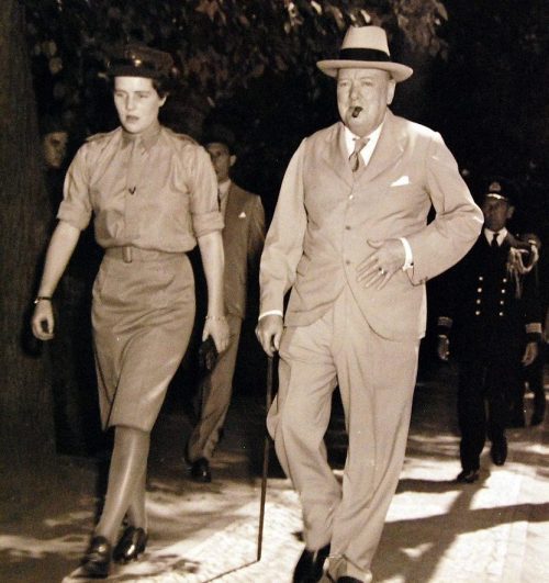 Уинстон С. Черчилль с дочерью Мэри на Потсдамской конференции. 1945 г.