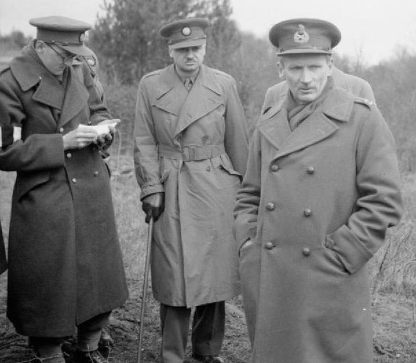 Монтгомери, командующий 5-м корпусом, с военными корреспондентами во время крупномасштабных учений в Южном командовании.1941 г.