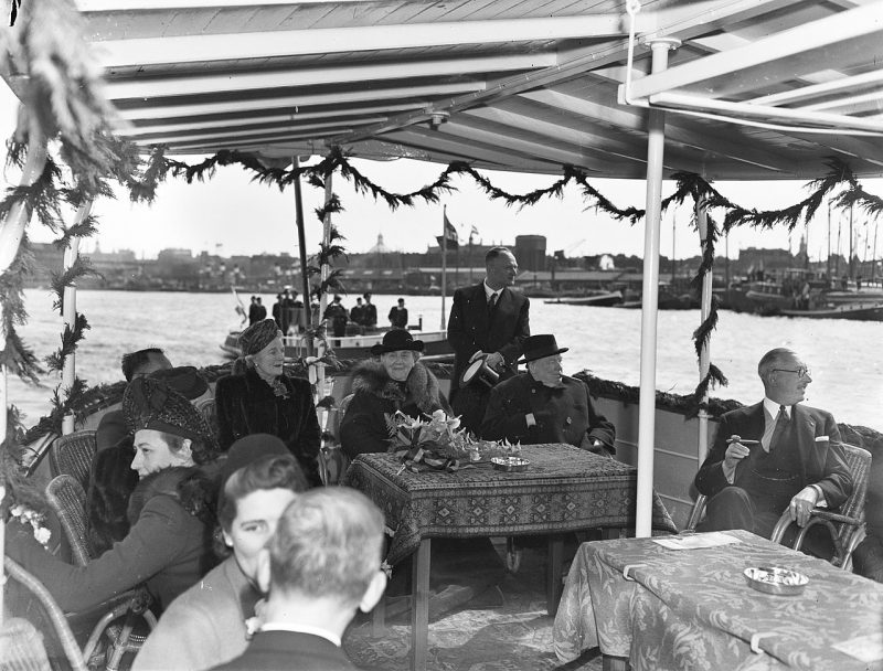 Черчилль и королева Нидерландов Вильгельмина. Амстердам, 1946 г.