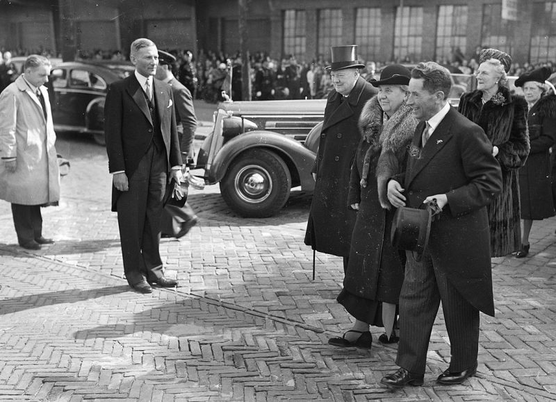 Черчилль и королева Нидерландов Вильгельмина. Амстердам, 1946 г.