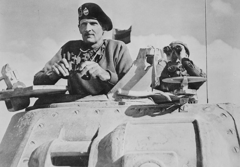 Генерал Бернард Л. Монтгомери наблюдает за своими танками. 1942 г.