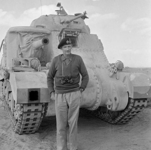 Генерал-лейтенант Бернард Монтгомери перед своим личным танком «Грант». 1942 г.
